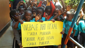 Ugandara Euskal Eskola Publikoaren Jaian lortutako 3.450 euro